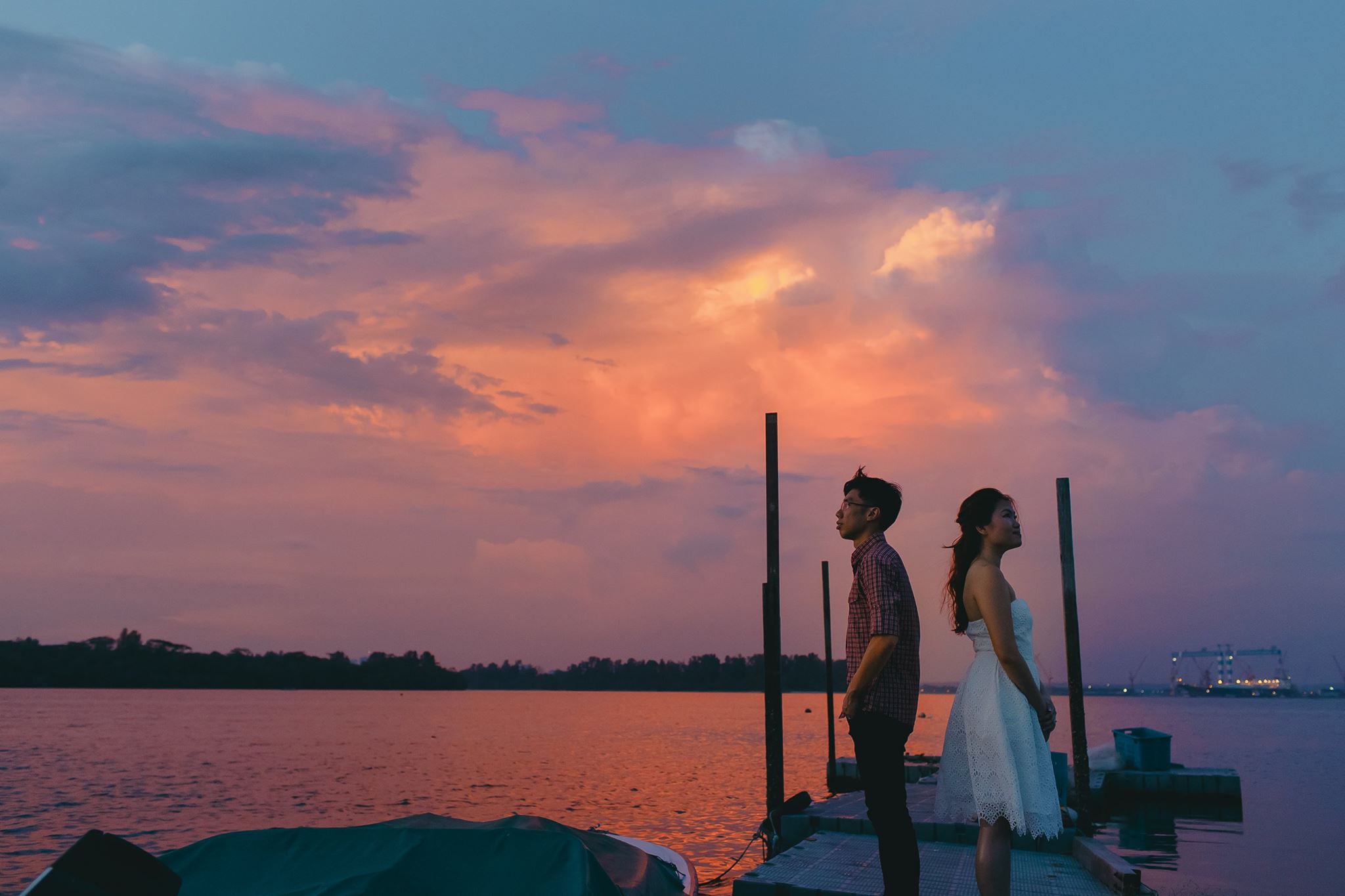 singapore_prewedding_photography_jetty_sunset_twilight_golden