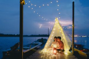 singapore_prewedding_photography_jetty_sunset_twilight_fairylight